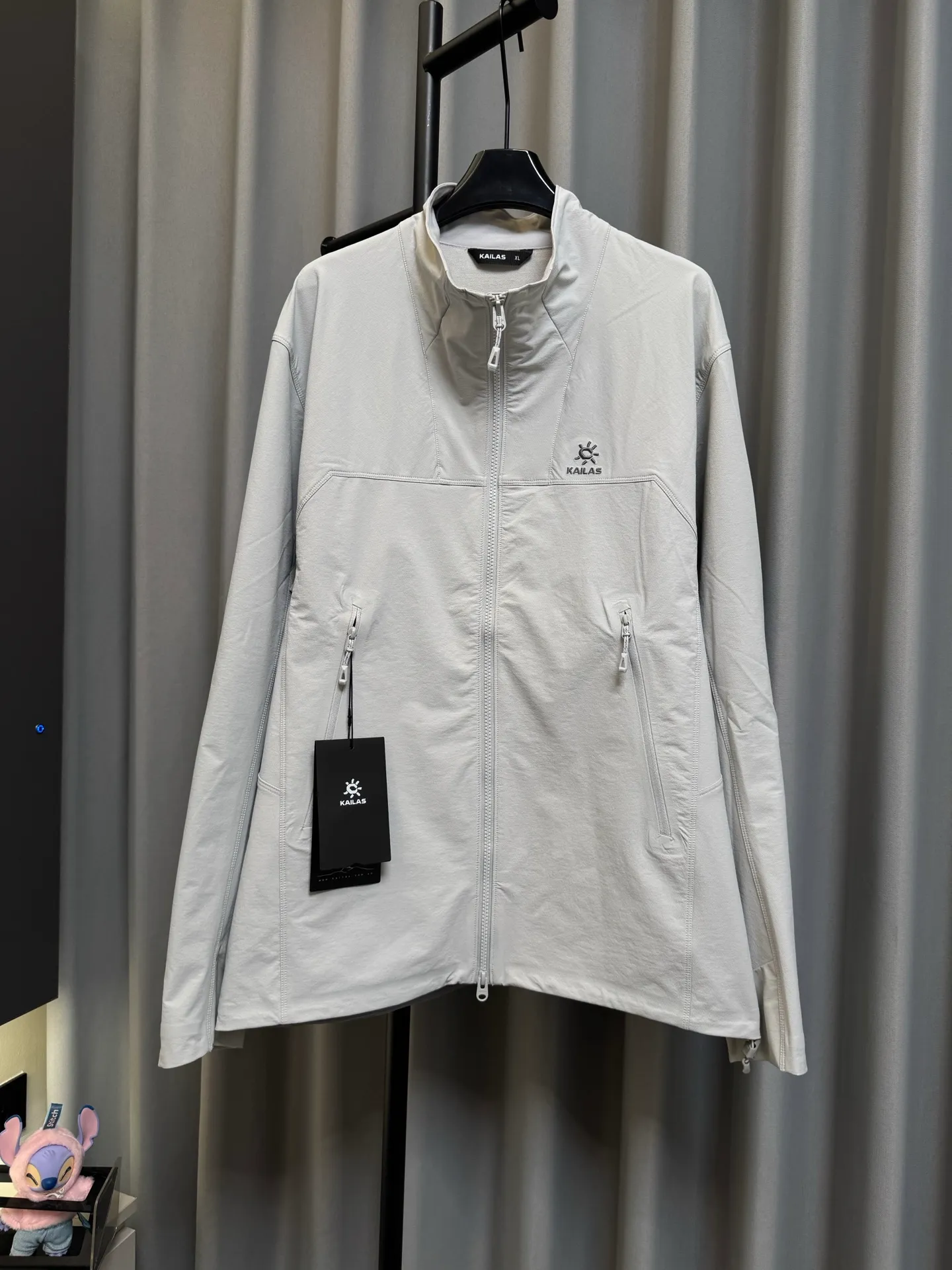 [Premium Replica] KAILAS/KAILAS 26Fw The Newest Arrival M 8 Stand Collar Embroidered Soft Shell Jacket for Couples Outdoor Casual Jacket Windbreaker Jacket (Light Cloud Blue) Hot Sale The Newest Arrival M 8 Stand Collar Soft Shell Jacket, hardcore windproof and splashproof, high elastic Wear-Resistant that does not make you sweat. Professional outdoor soft-shell fabric, scratch-resistant and durable, no need to worry about wind and rain when hiking and hiking; the stand-up collar is neat and does not press on the body, the upper body is clean and slim, and it is Versatile for mountain wear and daily commuting. Wear it alone in spring and autumn to prevent wind and lock in temperature, and layer it in the middle to keep warm in winter. One piece can be worn in all seasons. YKK's smooth zipper + three-dimensional sports tailoring, zero restriction of activities, adaptable to all scenes including work, raising children, hiking, and camping. It is suitable for both outdoor needs and daily wear. It is very cost-effective. Look for this version. Size：s/m/l/xl/xxl